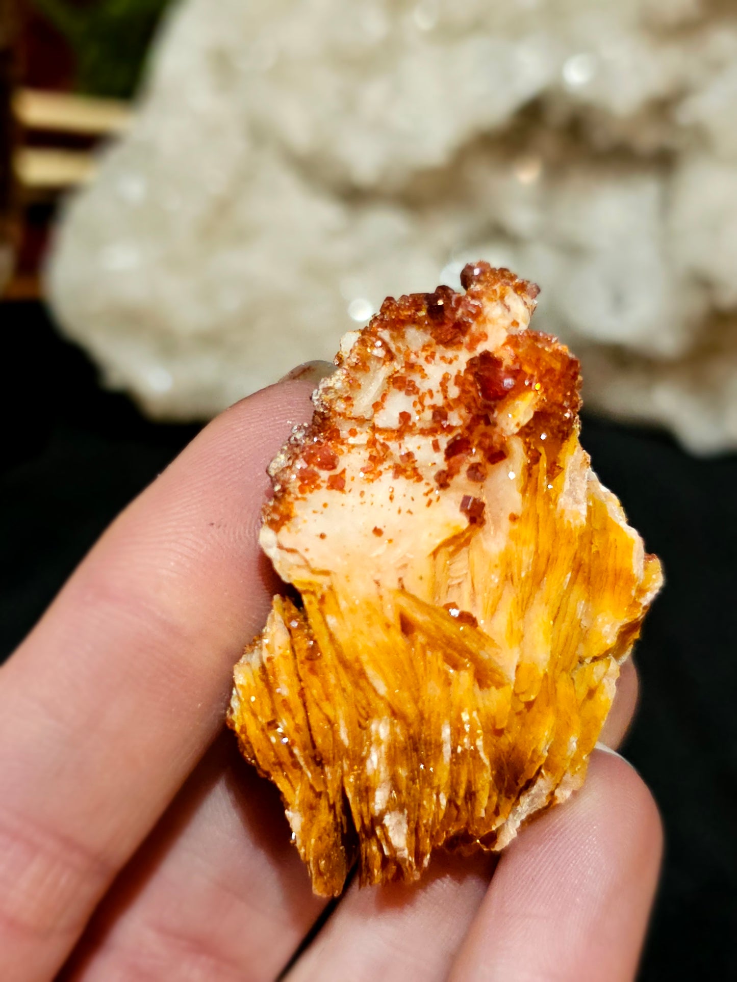 Vanadinite on Barite