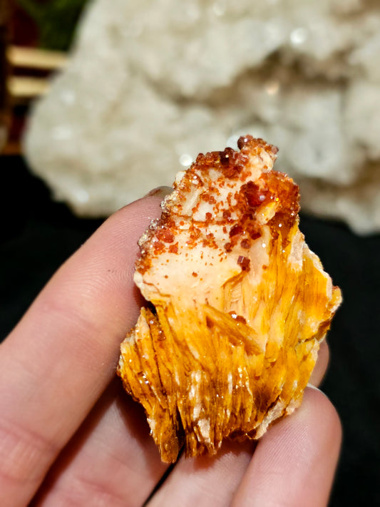 Vanadinite on Barite