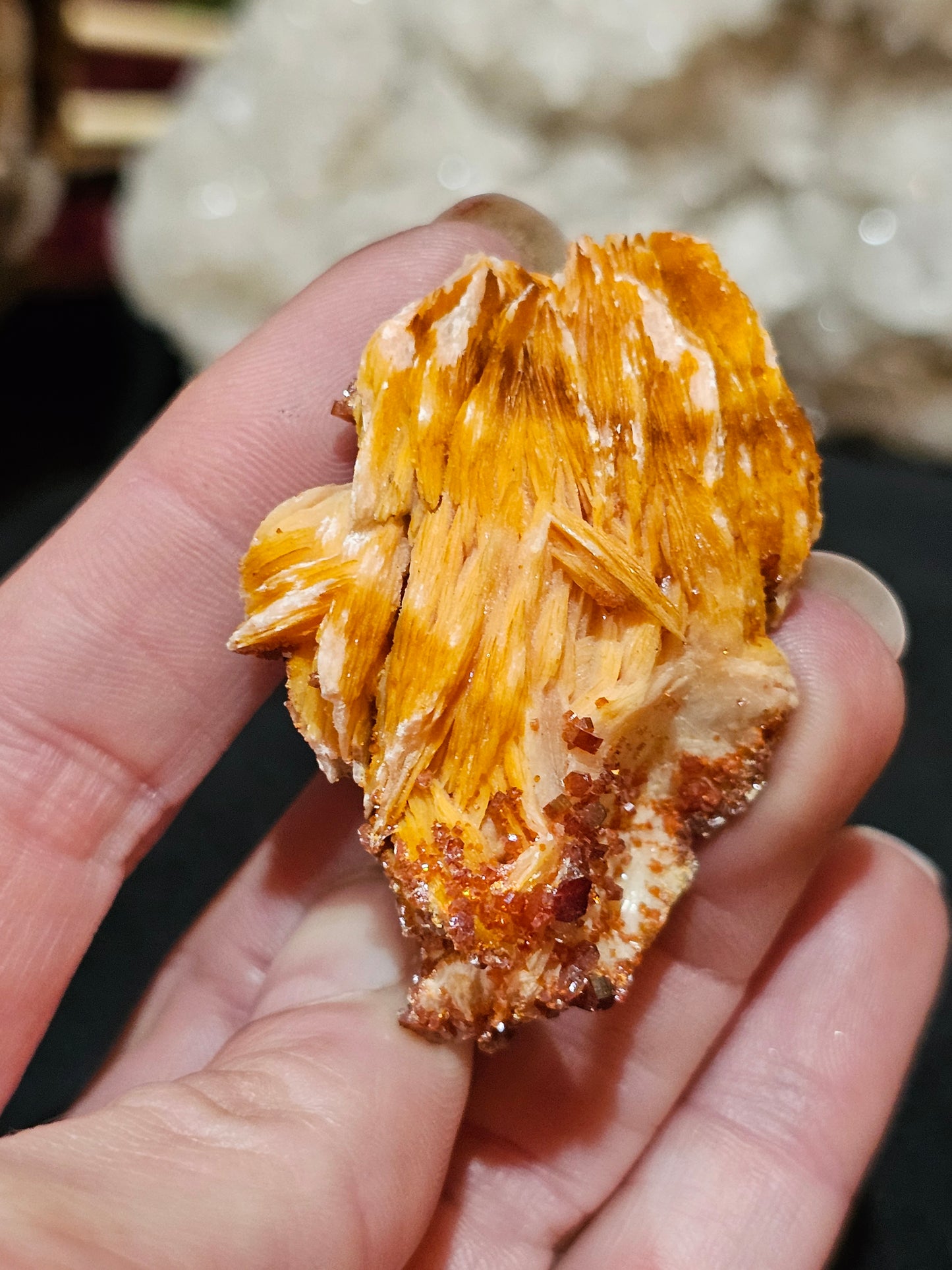 Vanadinite on Barite