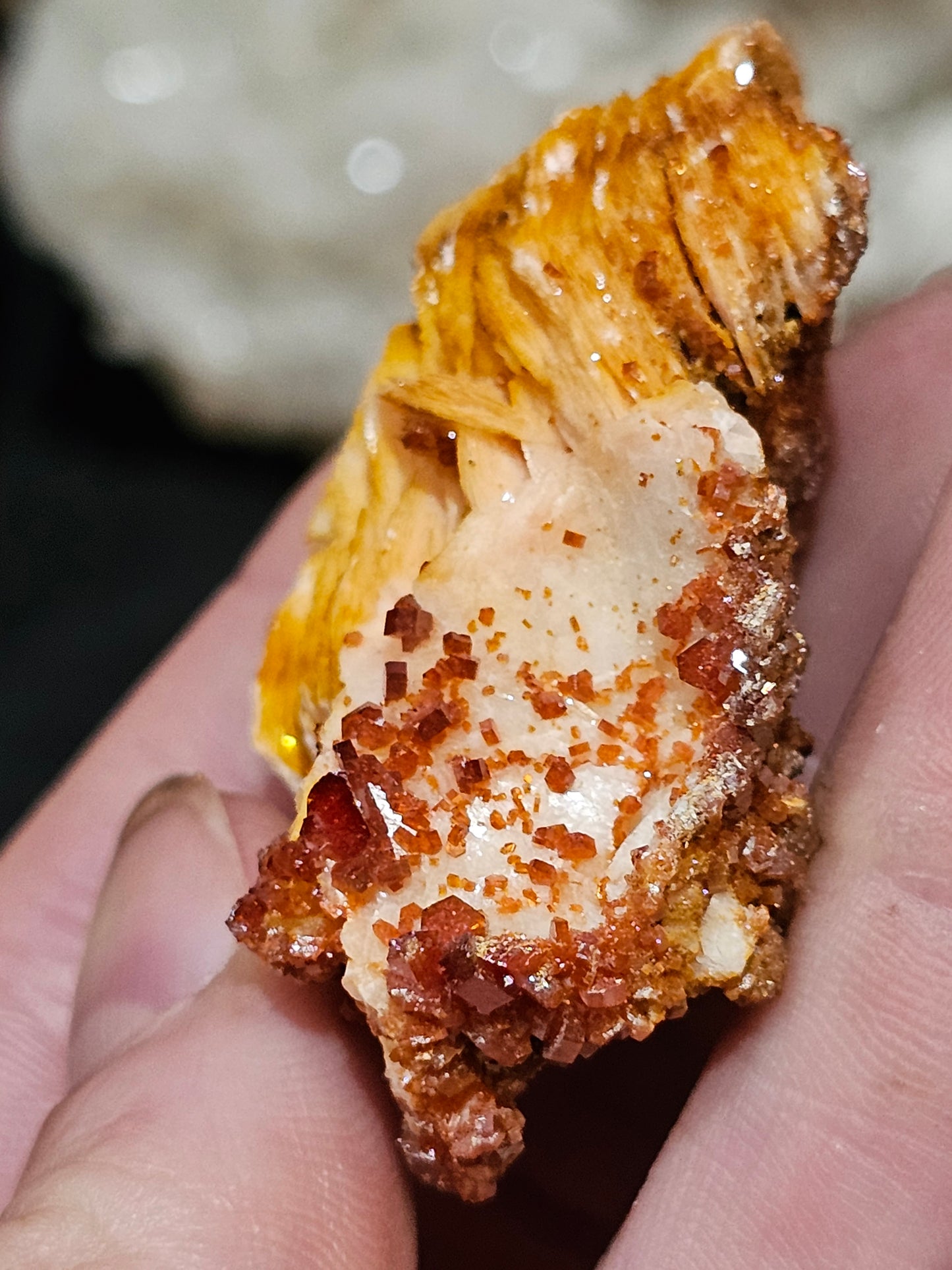 Vanadinite on Barite