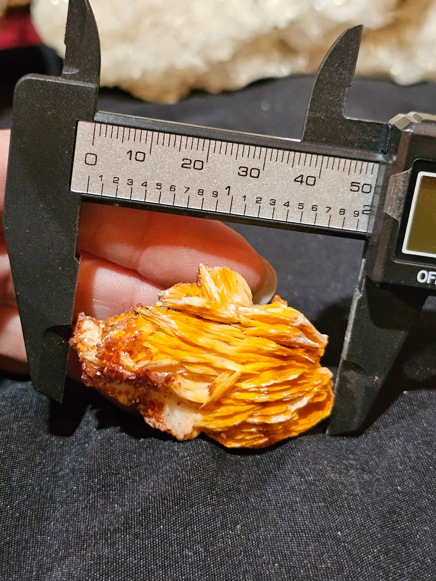 Vanadinite on Barite