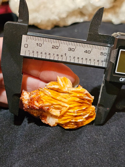 Vanadinite on Barite