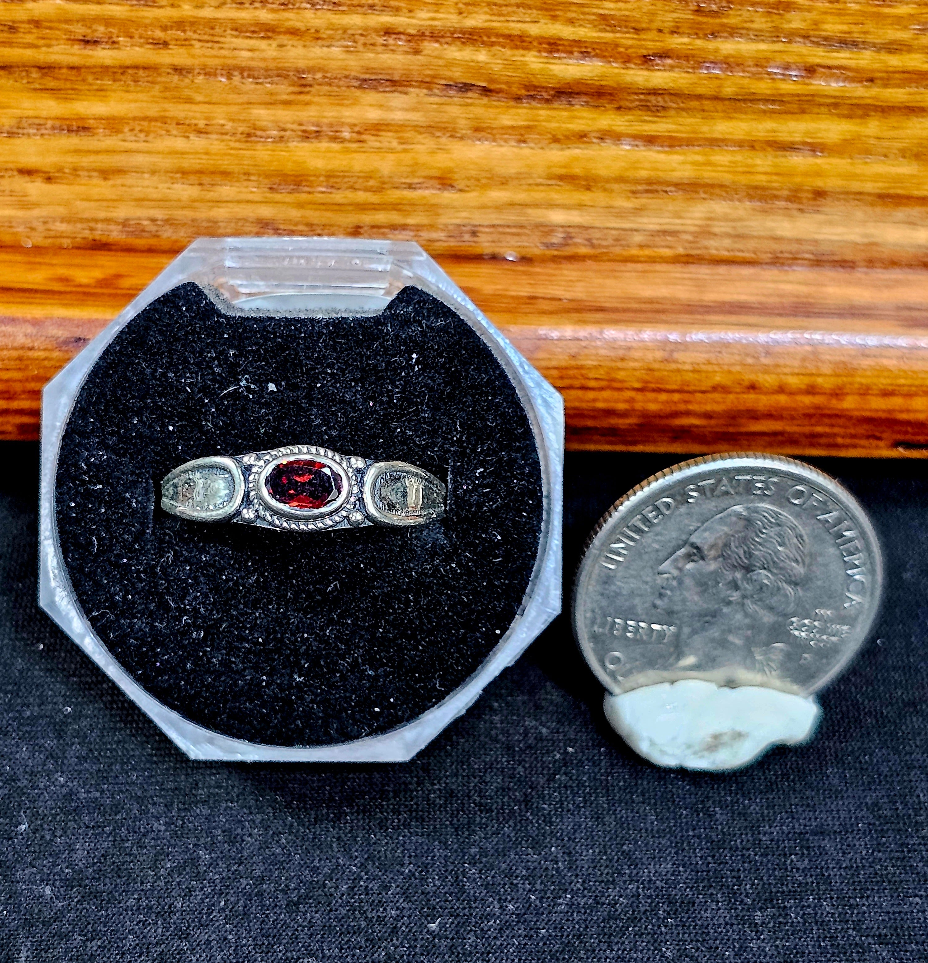 Sz 9, Garnet set in Sterling Silver