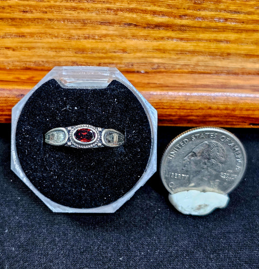 Sz 9, Garnet set in Sterling Silver