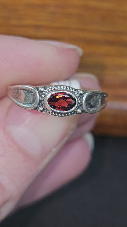 Sz 9, Garnet set in Sterling Silver
